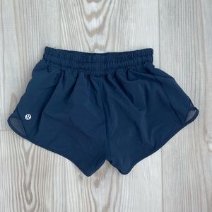 Size 2 navy lulu lemon hotty hot 2.5in shorts